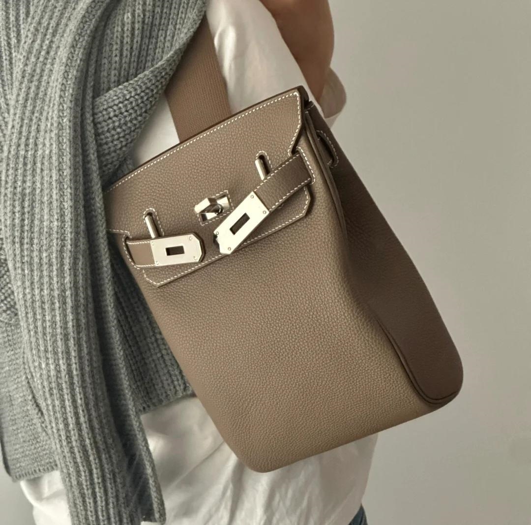 Hermès HAC à Dos PM backpack worn over the shoulder