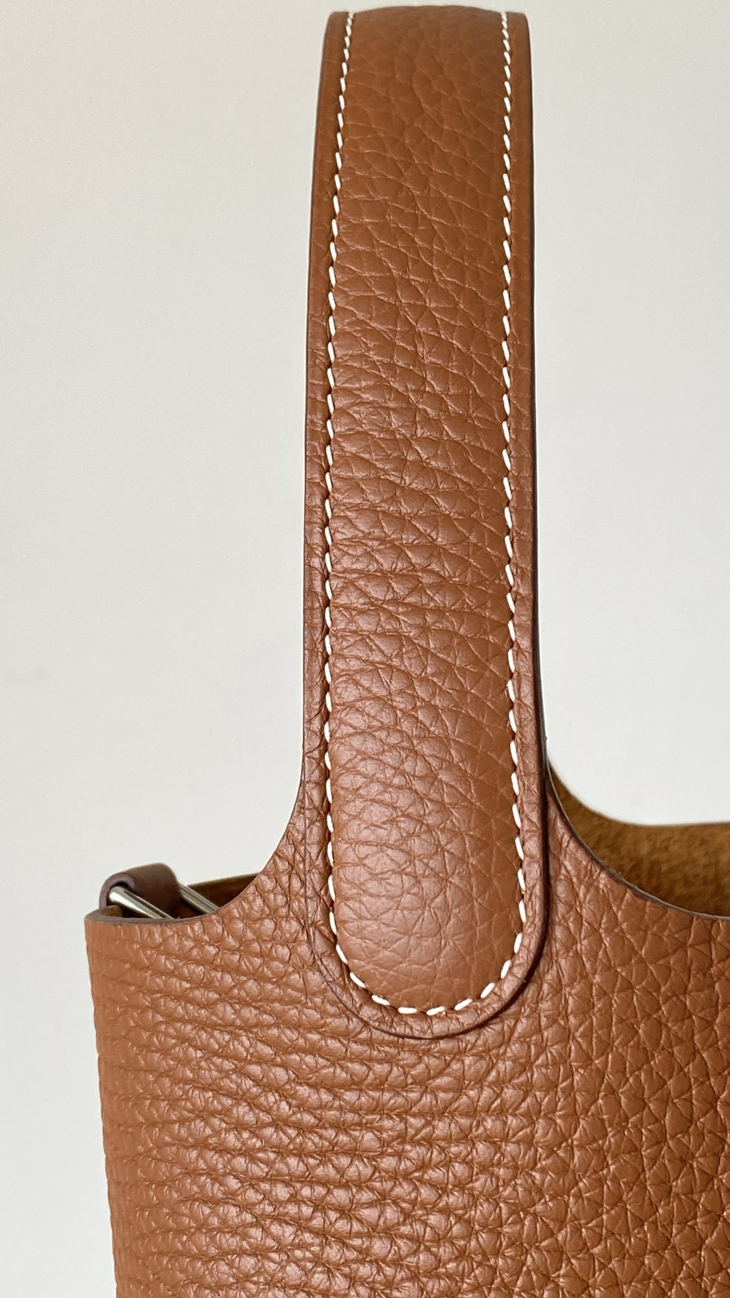 Outside close-up of the handle meeting point on the Picotin bag