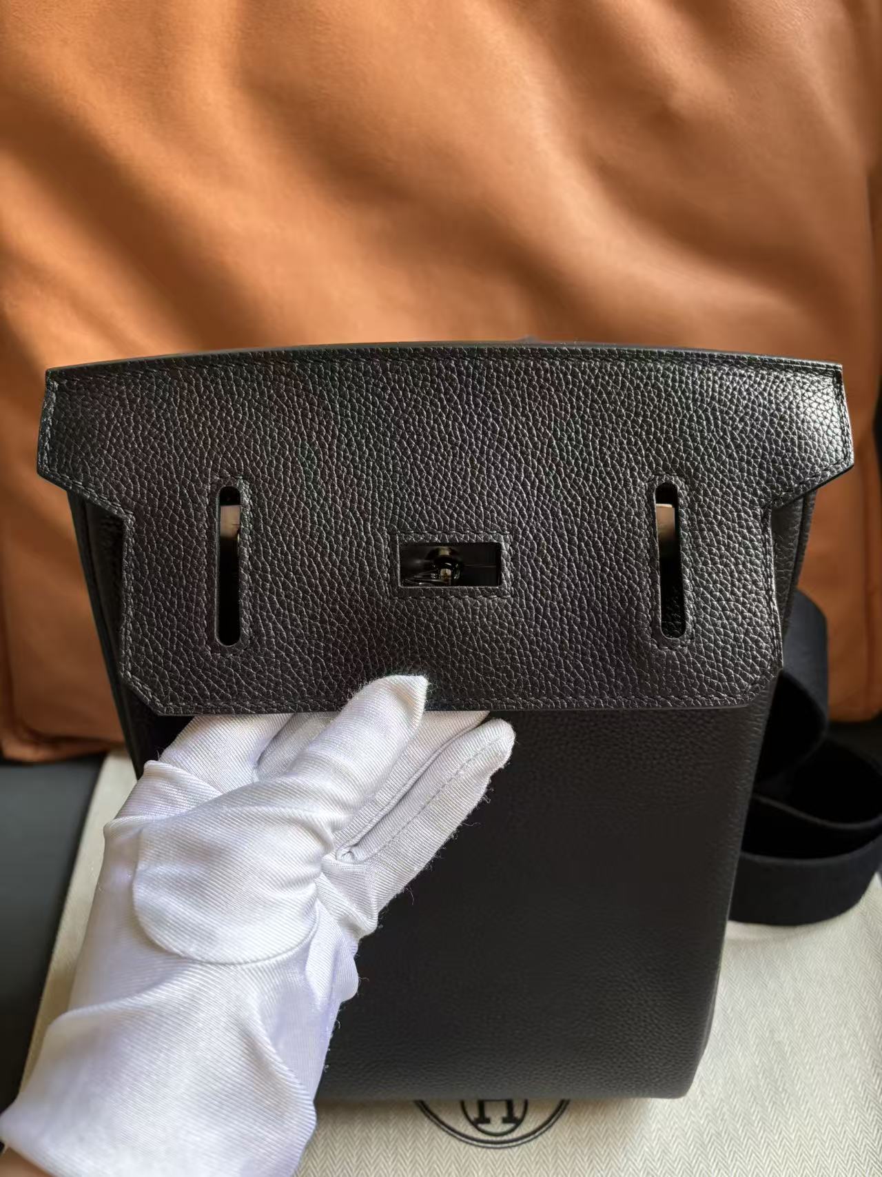 The HAC a Dos PM flap, showcasing perfectly angled saddle stitching and the rich, moist texture of Barenia Faubourg leather.
