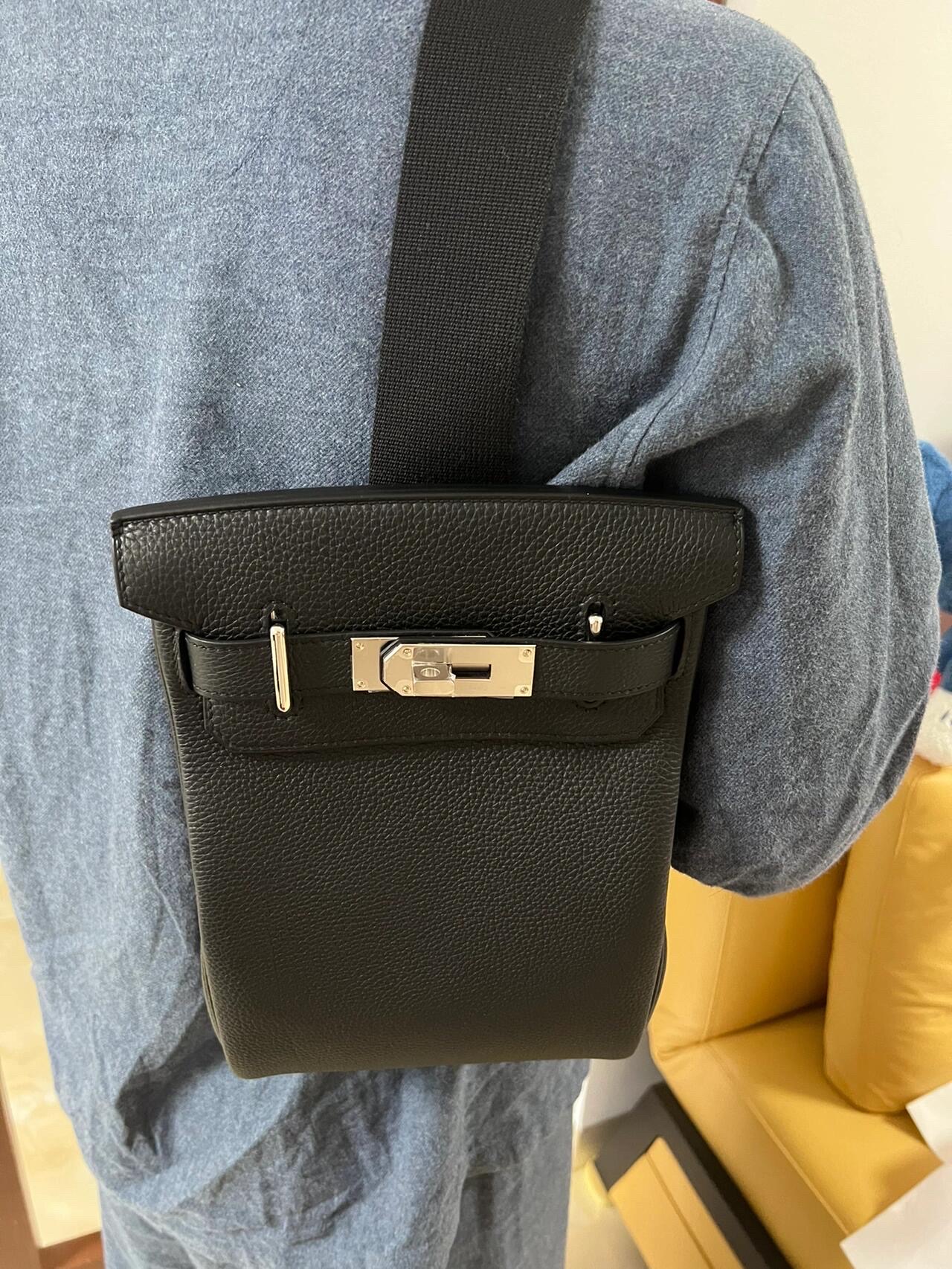 A customer review shot of the HAC a Dos PM worn as a single-strap backpack by a man