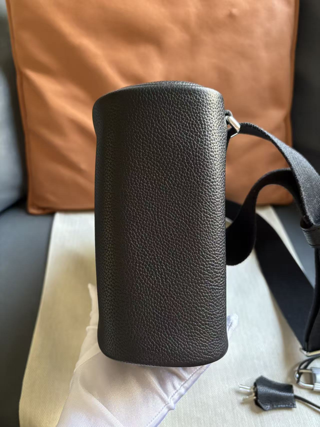 Bottom view of the HAC a Dos PM demonstrating the seamless leather wrapping and robust structural integrity of the backpack.