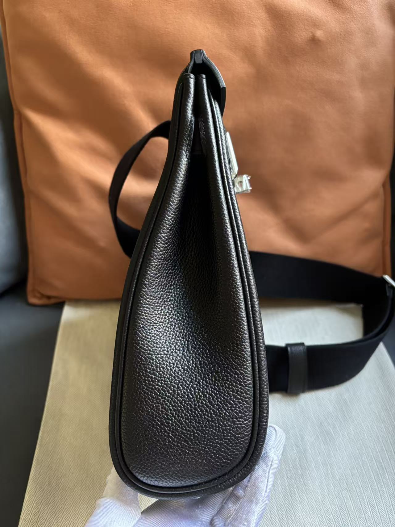 Side profile of the HAC a Dos PM backpack showing the structured silhouette