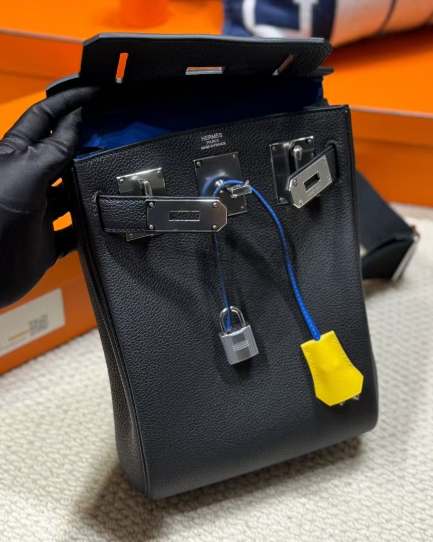 Close-up of the palladium-plated padlock and leather clochette on a Togo leather HAC a Dos PM